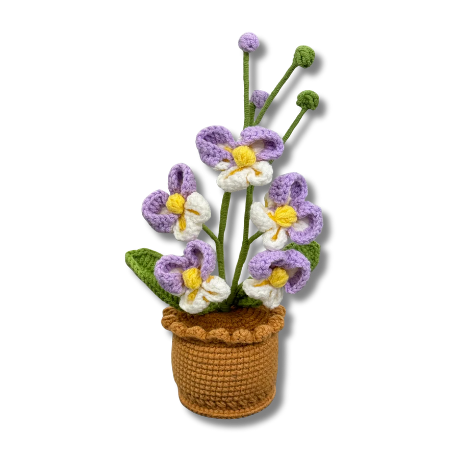 Gehäkelte Orchidee in Lila im gehäkelten Topf