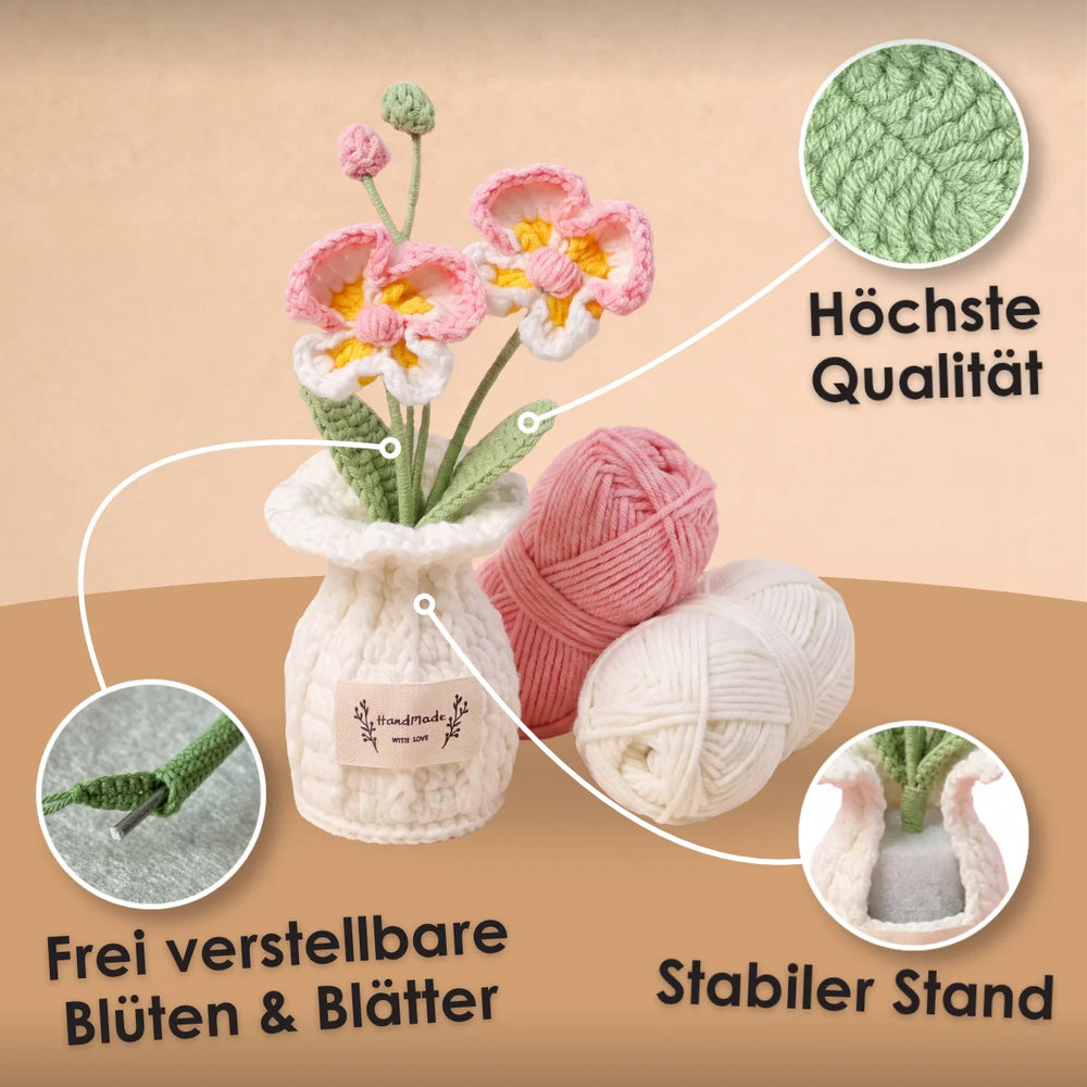 Gehäkelte Orchidee im kleinen gehäkelten Töpfchen als pflegefreie und langlebige Blumendekoration