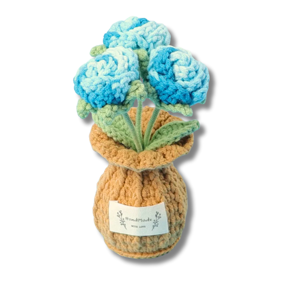 Gehäkelte Rose in Hellblau im kleinen gehäkelten Töpfchen