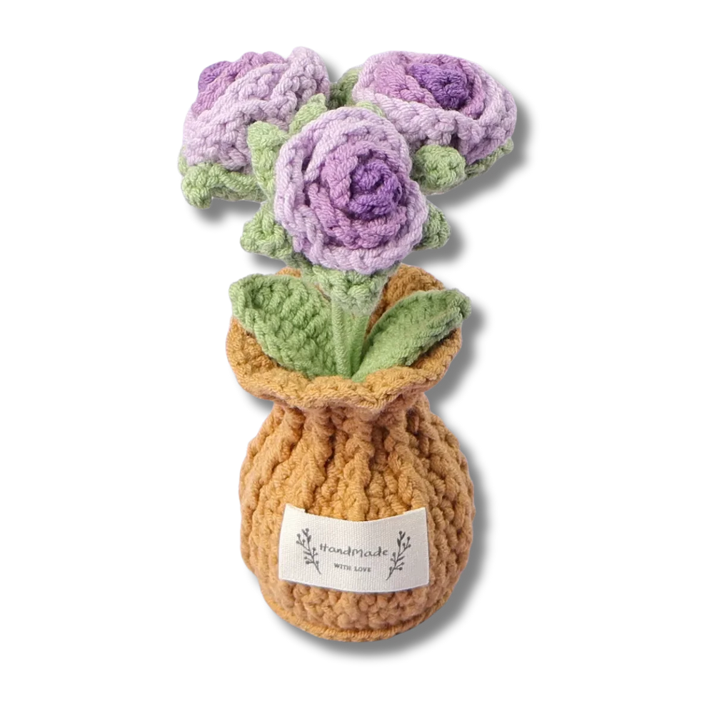 Gehäkelte Rose in Lila im kleinen gehäkelten Töpfchen