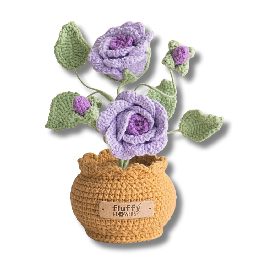 Gehäkelte lila Rose im Topf als langlebige und pflegefreie Blumendekoration
