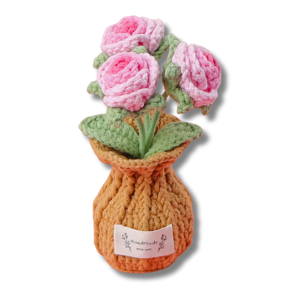 Gehäkelte Rose in Rosa im kleinen gehäkelten Töpfchen