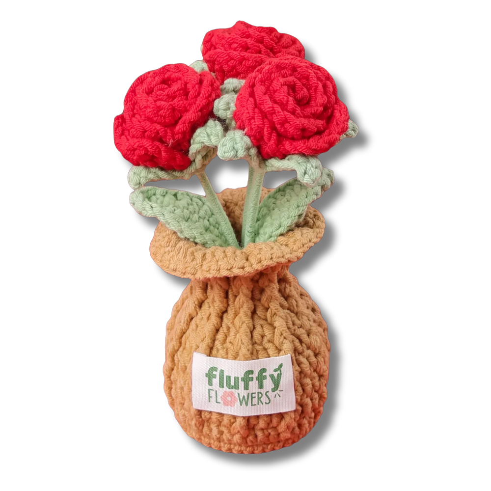Gehäkelte Rose in Rot im kleinen gehäkelten Töpfchen