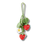 Gehäkelter Bag Charm in Form einer Erdbeere als süßer Taschenanhänger