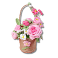 Gehäkelter Geschenkkorb mit rosa und weißen Blumen in einem dekorativen Korb