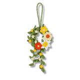 Gehäkelter Blumenkranz in Orange als herbstliche und weihnachtliche Dekoration für Tür oder Wand