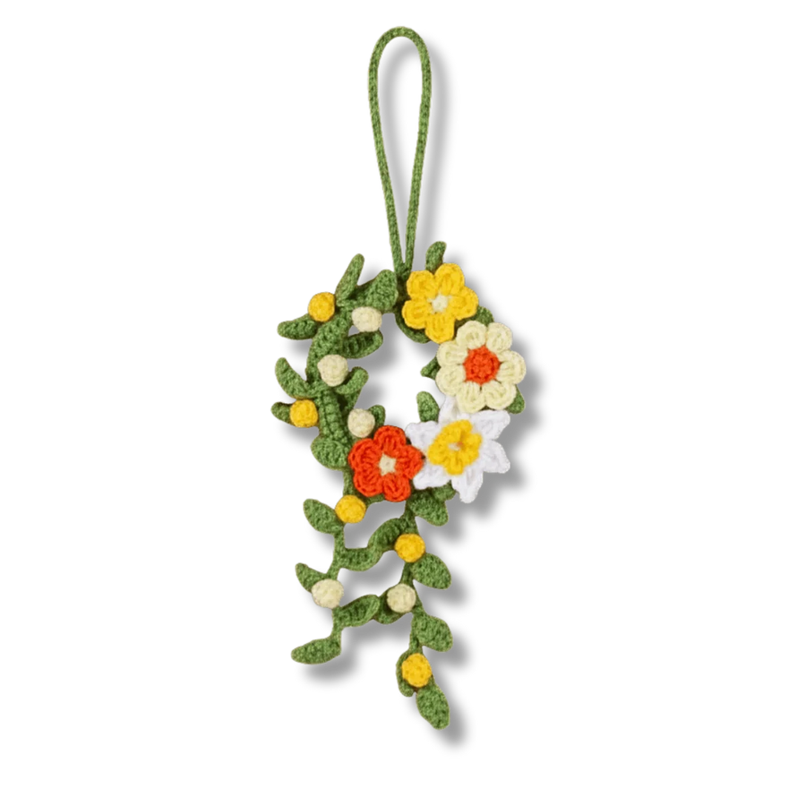 Gehäkelter Blumenkranz in Orange als herbstliche und weihnachtliche Dekoration für Tür oder Wand