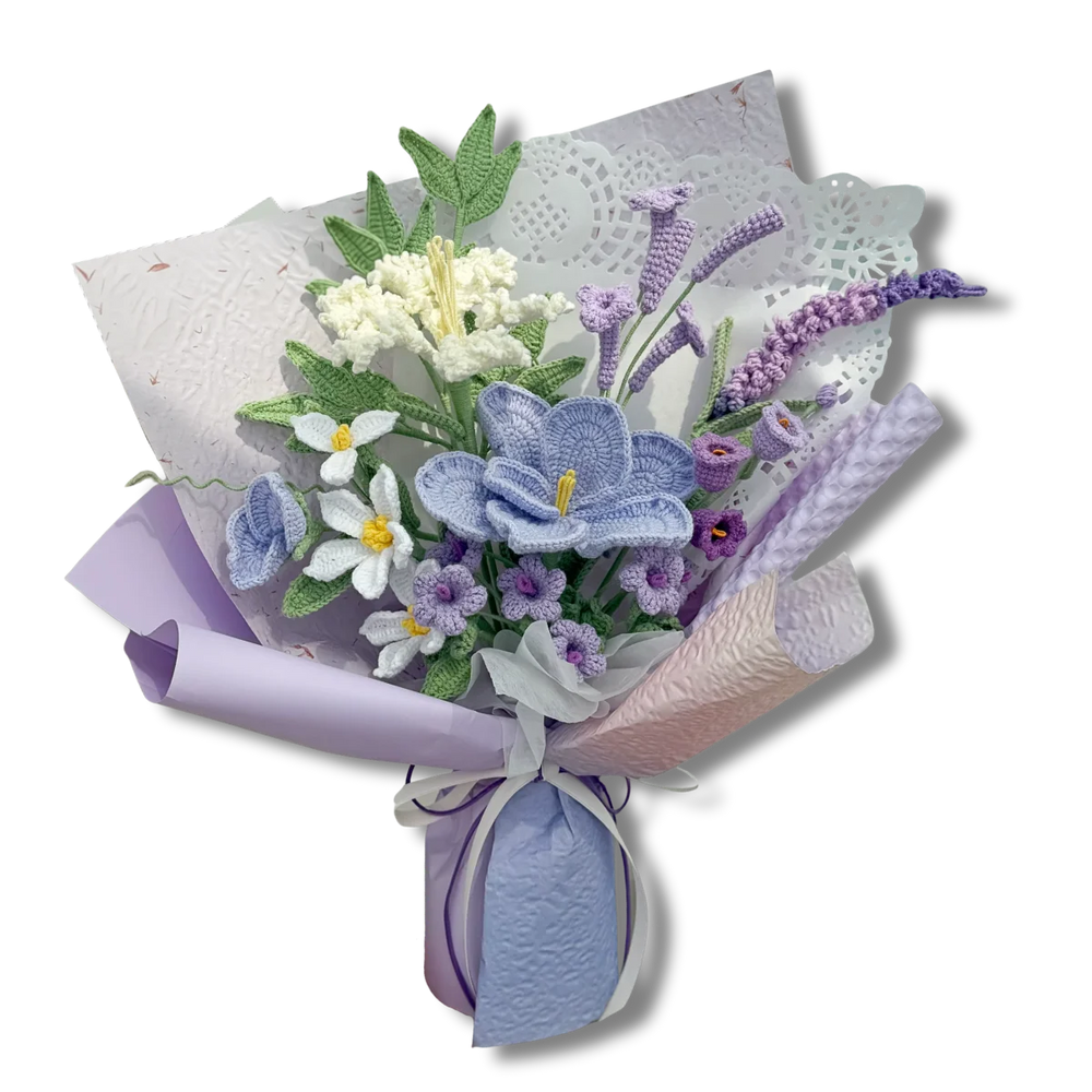 Gehäkelter Blumenstrauß in Lila mit liebevoll gehäkelten Blumen als pflegefreie Alternative zu frischen Blumen