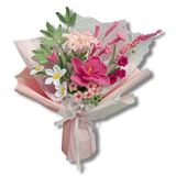 Gehäkelter Blumenstrauß in Rosa mit verschiedenen gehäkelten Blumen als langlebige Blumendekoration