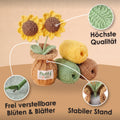 Kleines gehäkeltes Sonnenblümchen mit gelben Blütenblättern im Töpfchen
